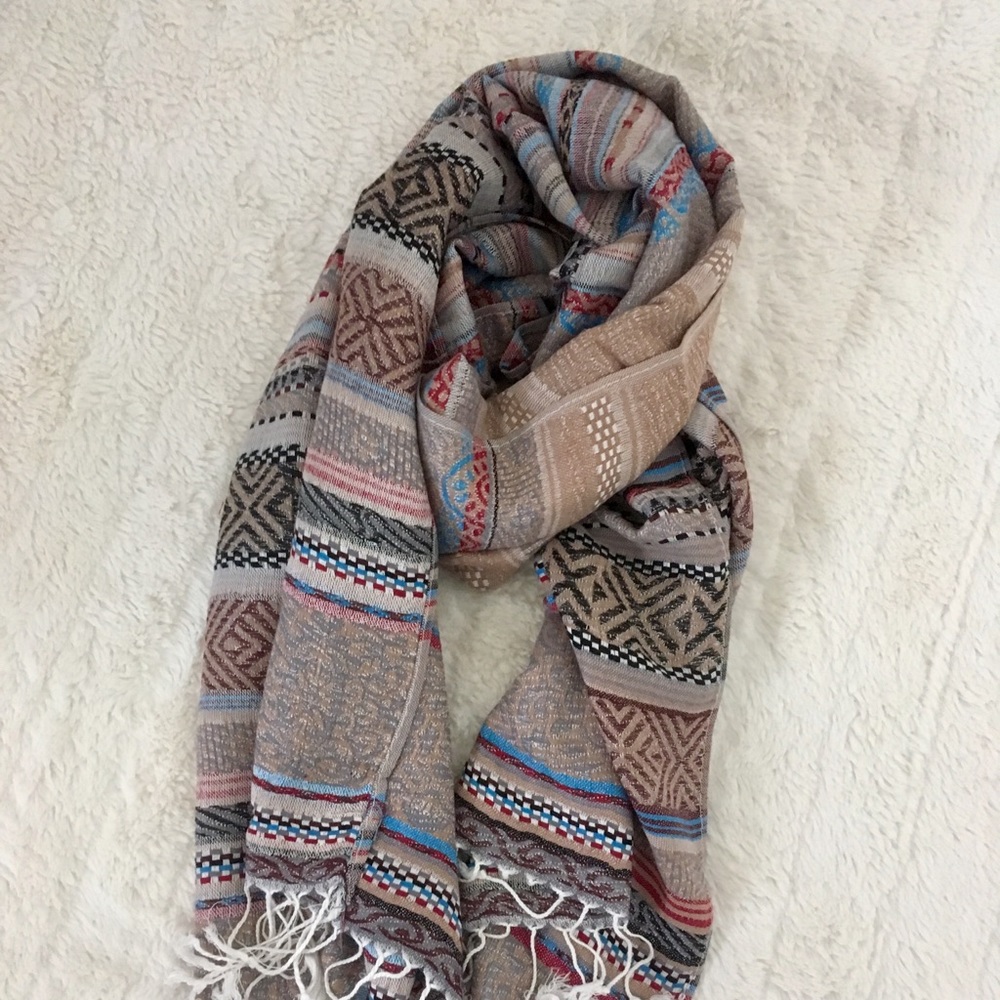 Beautiful Patterned Scarf - Picture 4 of 4
